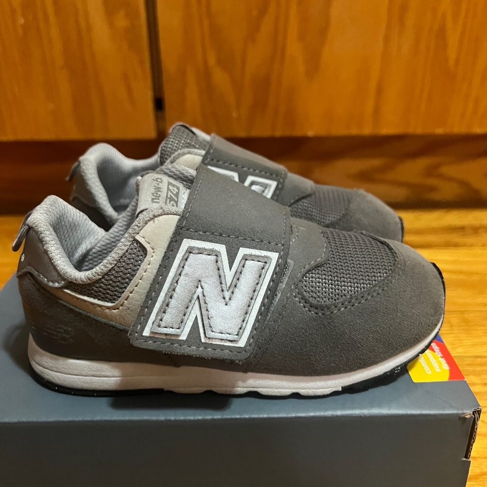 Kids New Balance 574 New-B Hook & Loop White & Gray Sneakers size 9